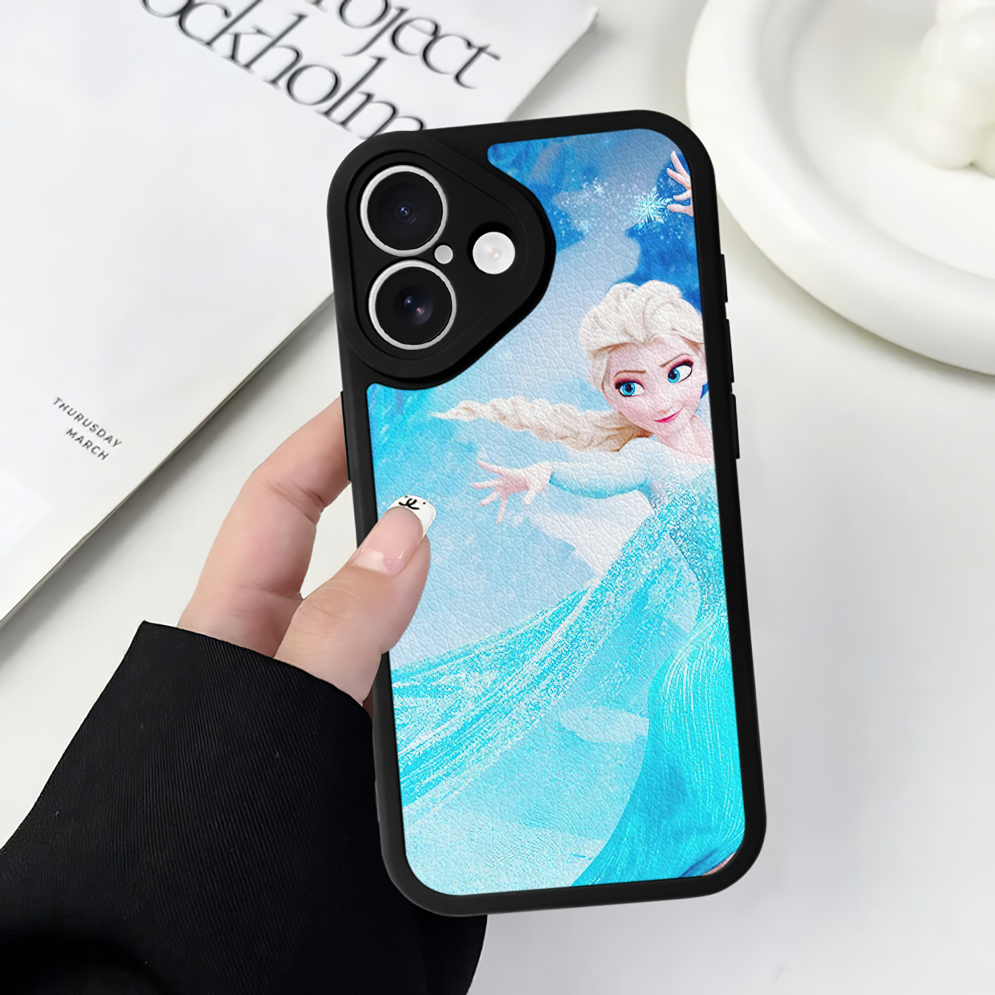 （画像用） アナと雪の女王 アンナ エルサ Frozen Anna Elsa 【iPhone 16シリーズ対応】シリコンスマホケース（レザー調） 材質：シリコン